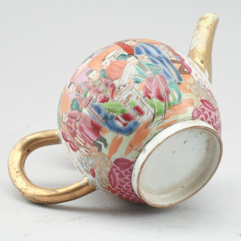 A CHINESE PORCELAIN TEAPOT, 18th century.