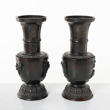 Vaser, ett par, brons, Japan, Meiji (1868-1912).