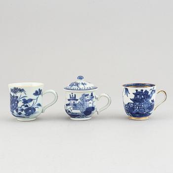 Eleven blue and white porcelain objects, Qing dynasty, 18th-19th century.