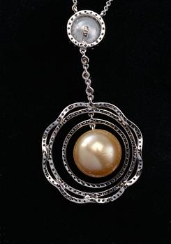 A PENDANT, brilliant cut diamonds c. 1.42 ct. South sea pearls 9 and 14 mm. 18K white gold, weight 15,6 g.