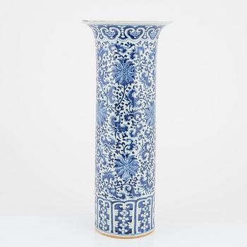 A porcelain vase, China, late Qing dynasty/early 20th century.