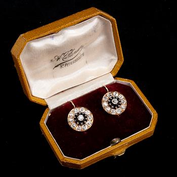 EARRINGS, old- and rose cut diamonds c. 4.50 ct.