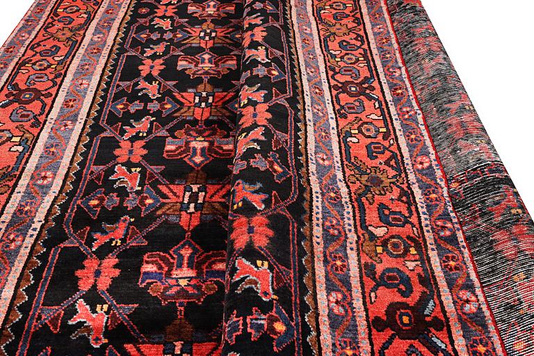 A Borujerd carpet, c. 300 x 225 cm.