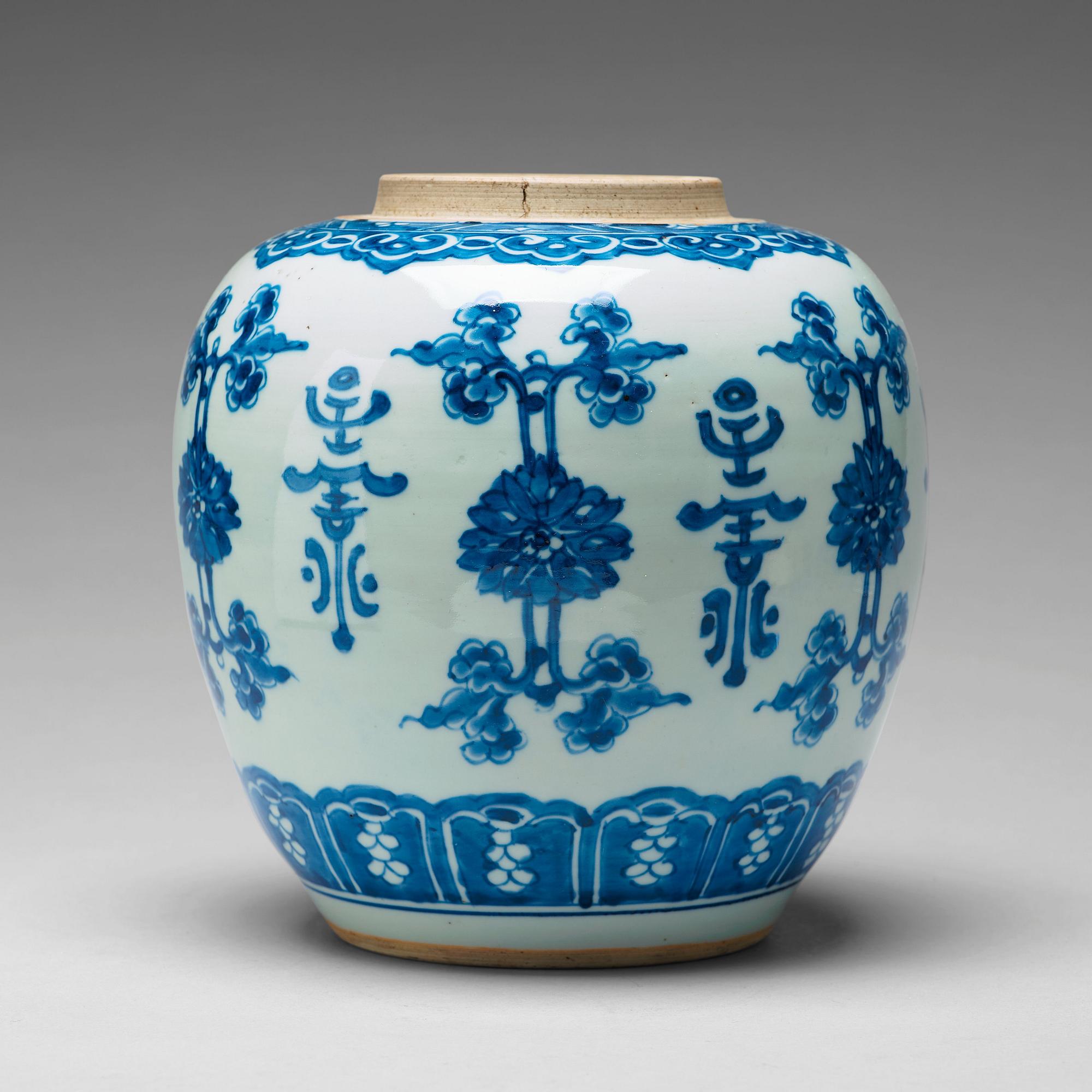 A large blue and white jar, Qing dynasty, Kangxi (1662-1722).
