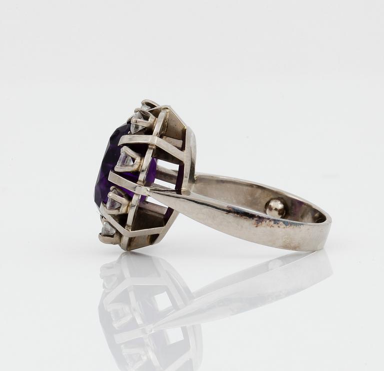 RING, vitguld 18k, ametist, diamanter, 0,72 ct enligt gravyr, Sverige 1964. Vikt ca 11 gram.