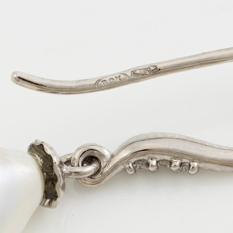 Earrings 18K white gold with cultured baroque freshwater pearls and brilliant-cut diamonds.