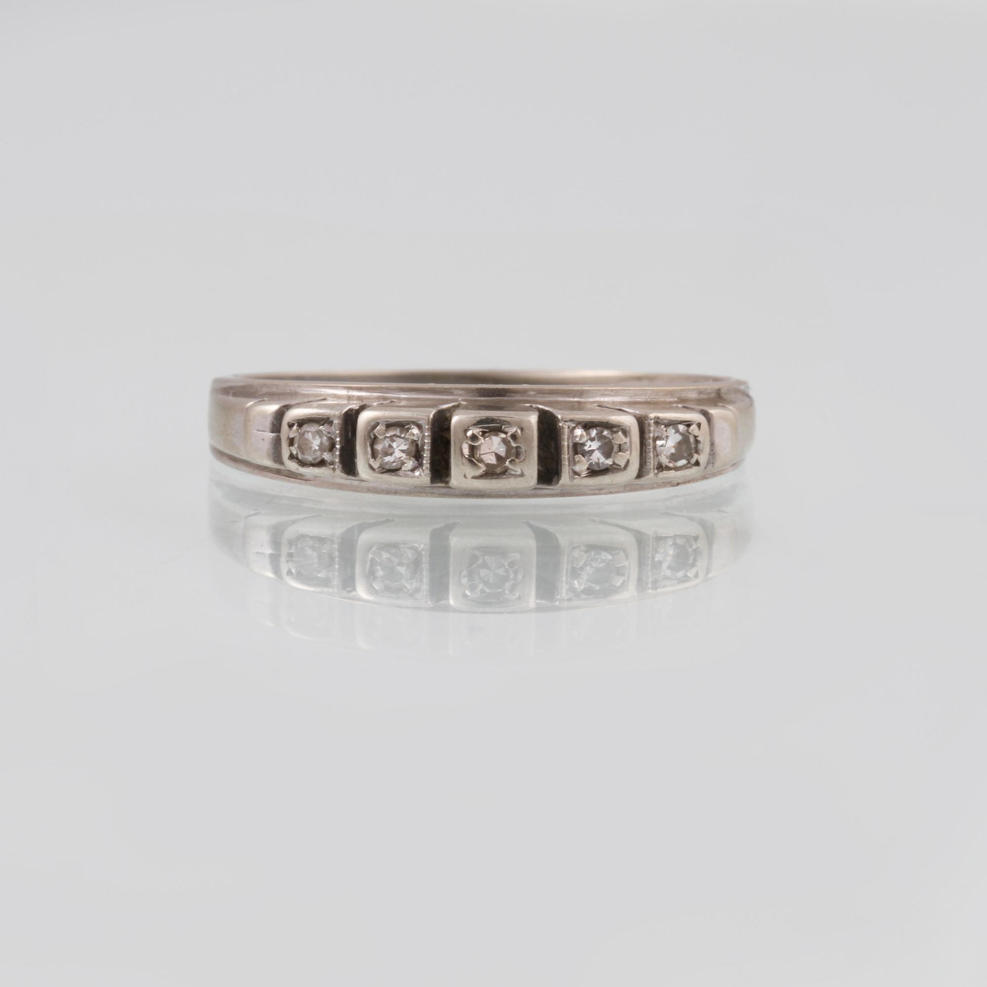 RING, 18K vitguld med 5 åttkantslipade diamanter, importstämplad. Vikt 2,8 gram.