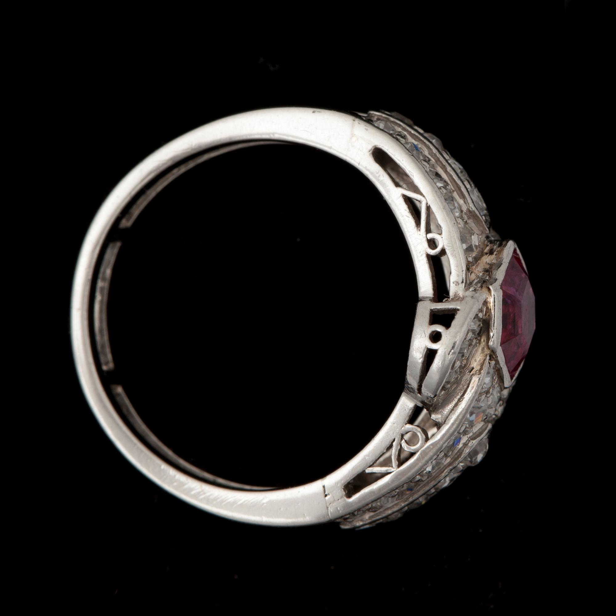 RING med hexagonalslipad obehandlad rubin totalt ca 0.75 ct samt diamanter totalt ca 0.40 ct.