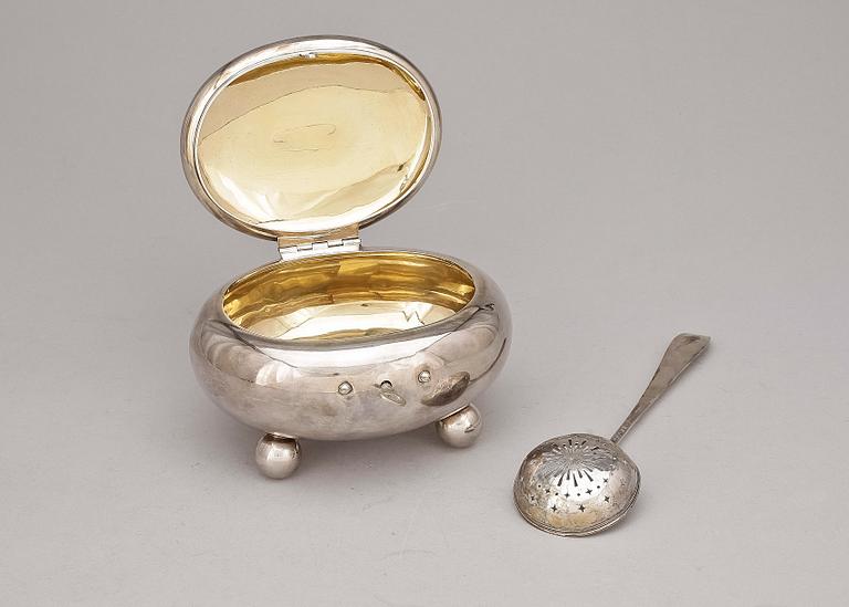 PARTI SILVER, 2 delar, bl a Friedrich Petschler, Göteborg, 1827 respektive 1900-tal. Totalvikt ca 444 g.