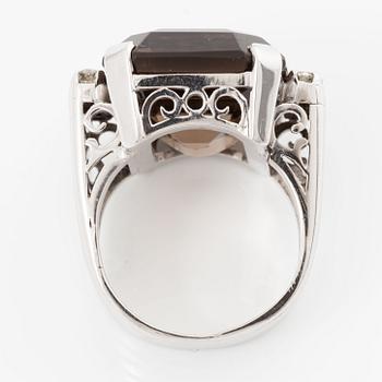 Ring, cocktail ring, 18K white gold with emerald-cut smoky quartz and brilliant-cut diamonds.