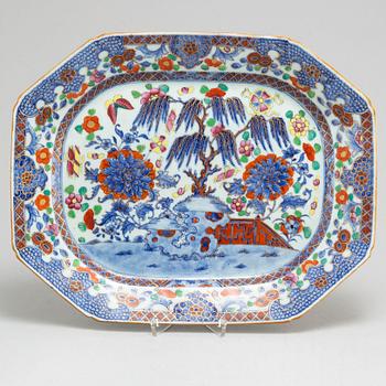 A blue and white "Clobbered" serving dish, Qing dynasty, Qianlong (1736-95).