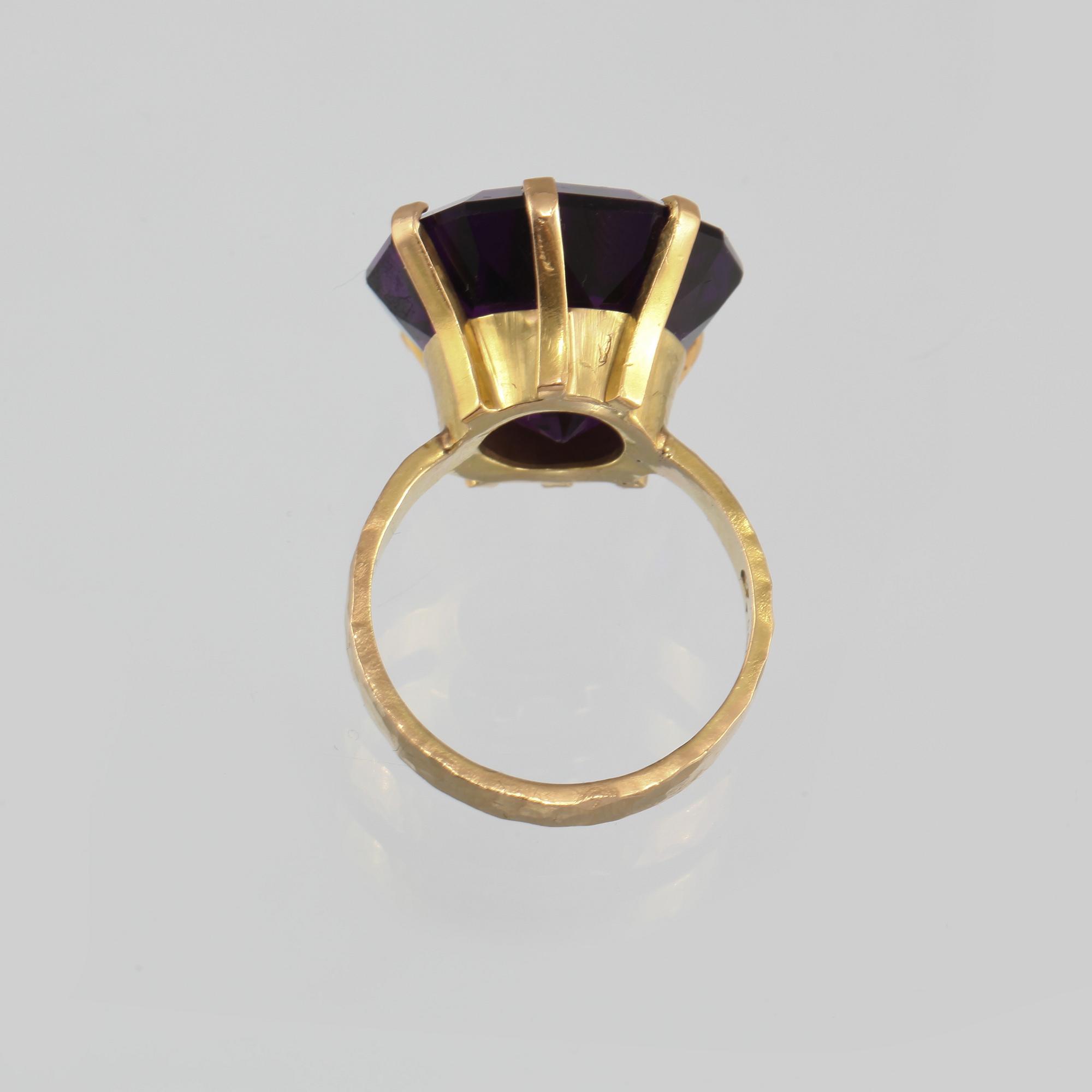 RING, 18K guld med fasettslipad ametist, Bern Böhme, Göteborg. Vikt 12,7 gram.
