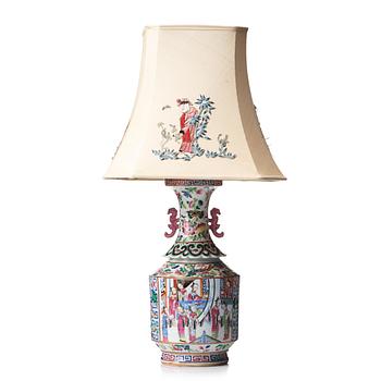 749. VAS/LAMPA, porslin. Qingdynastin, Kanton, 1800-tal.