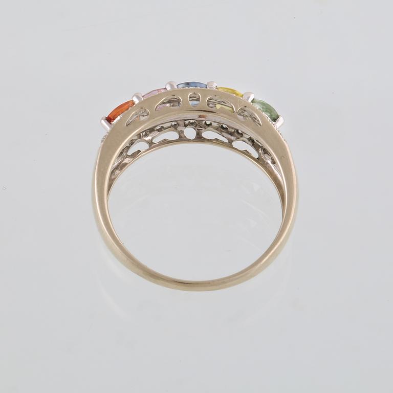 RING, 14K guld med briljantslipade diamanter samt fasettslipade färgade stenar. Vikt 4,7 g.