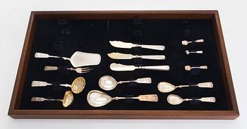 A 174-piece shell model silver cutlery set in a cutlery cabinet,   Finnish hallmarks, mostly from 1922-74.