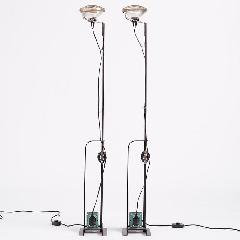 Achille Castiglioni, & Pier Castiglioni, "Toio", golvlampor 1 par, Flos, Italien, efter 1963.