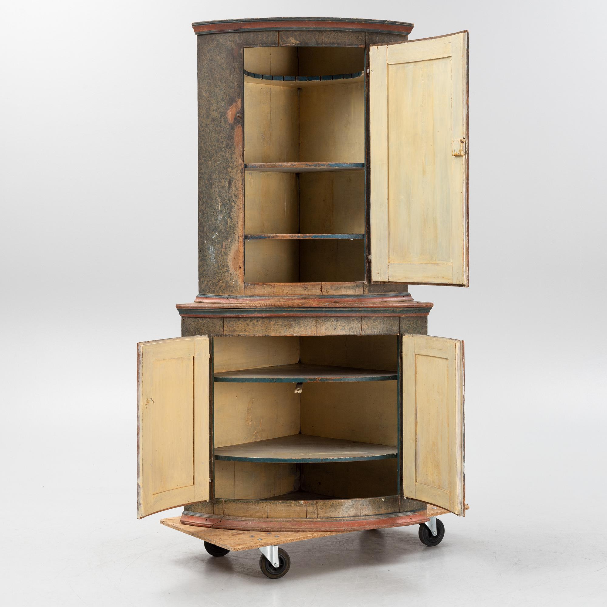 A painted corner cabinet from around the year 1800.