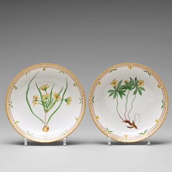 369. A pair of Royal Copenhagen 'Flora Danica' bowls, Denmark, 20th Century.