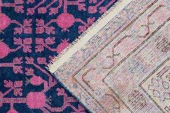 MATTA, antik, Khotan/Östturkmensk, ca 372 x 189 cm.
