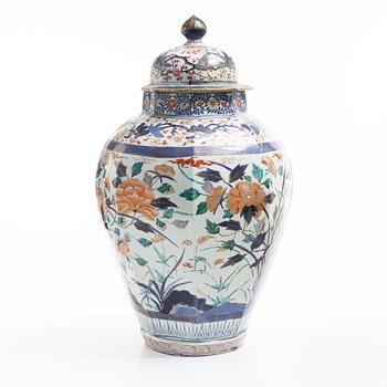 Urna med lock, porslin. Japan, Edo perioden (1603-1868).