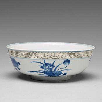 916. A blue and white bowl, Qing dynasty, Kangxi (1662-1722).