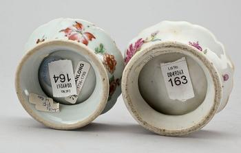 SALTKAR, två stycken, kompaniporslin. Qing dynastin, Qianlong (1736-95).