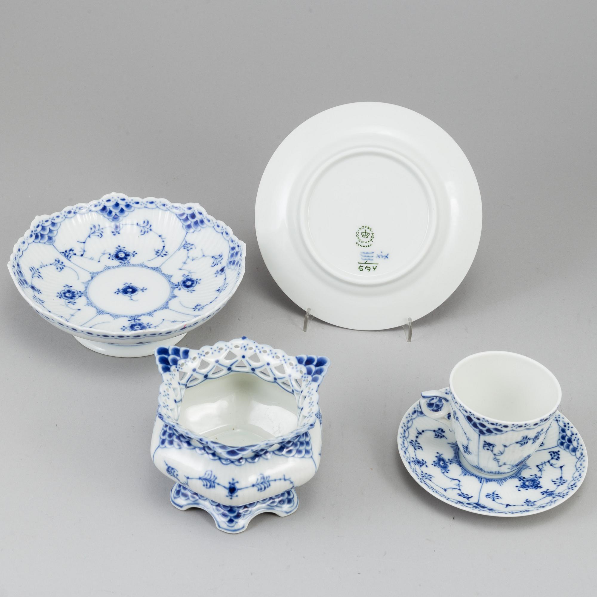 ROYAL COPENHAGEN, 25 psc porcelaine 'Musselmalet'.