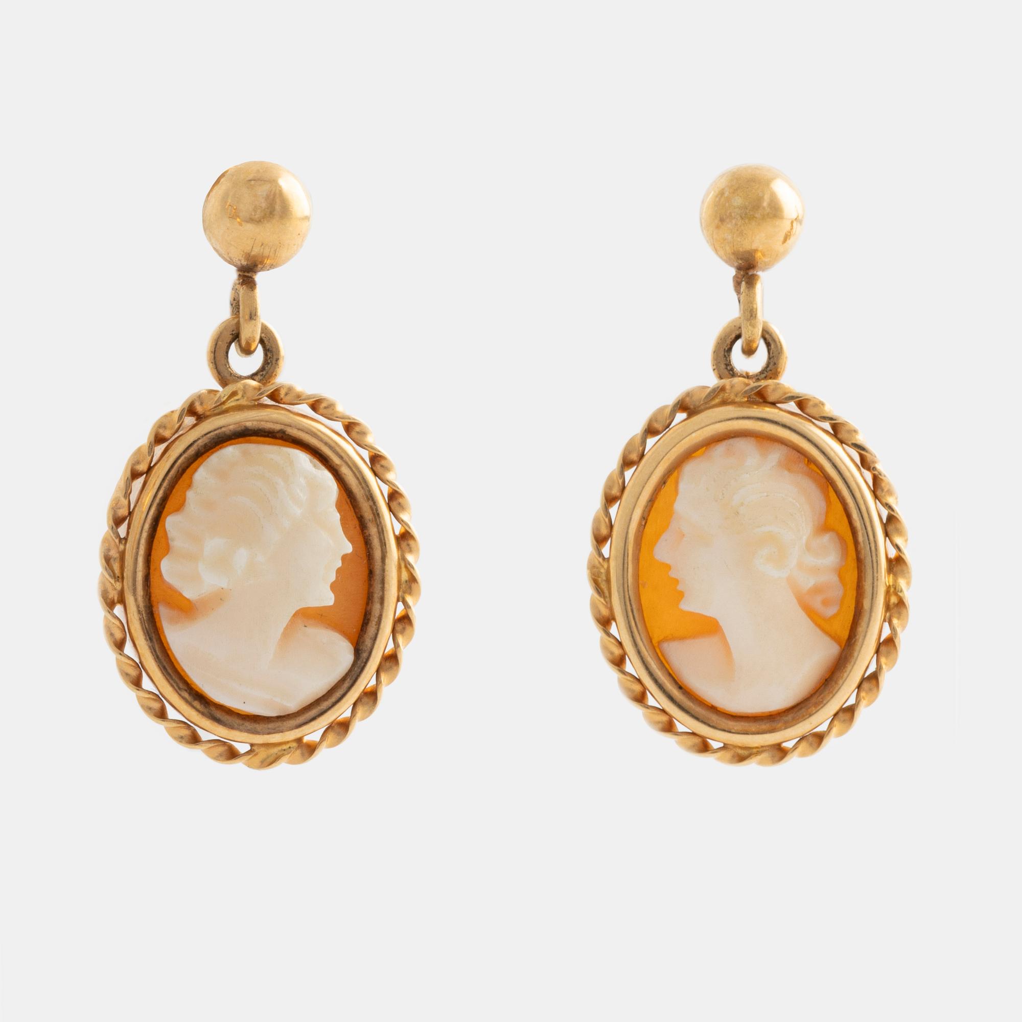 A demi-parure in 18K gold with sea shell cameos.