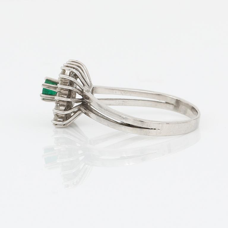 RING, vitguld 18K, diamanter, smaragd. 1900-talets andra hälft. Vikt ca 4 gram.