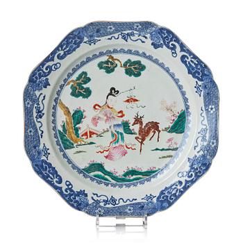1114. A famille rose serving dish, Qing dynasty, Qianlong (1736-95).