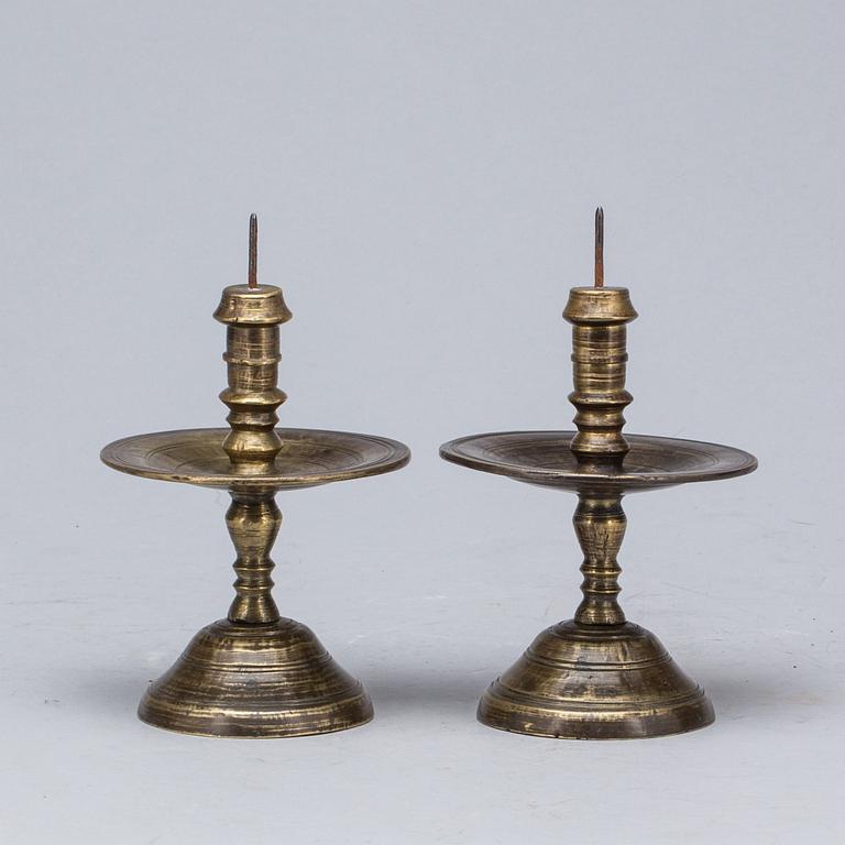 LJUSSTAKAR, ett par, mässing, Barockstil.