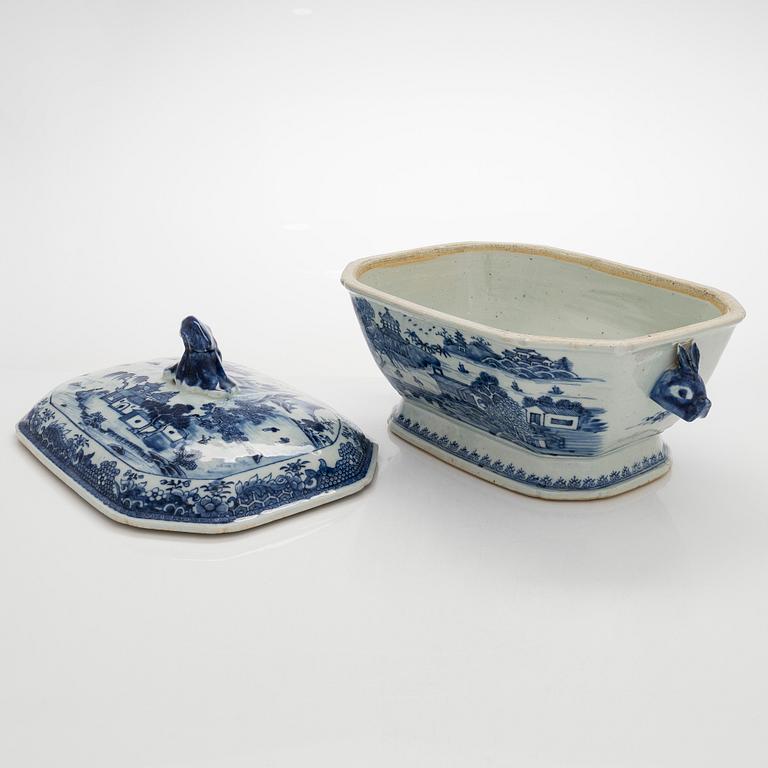 A blue and white tureen with cover and a dish, Qing dynasty, Qianlong (1736-95).