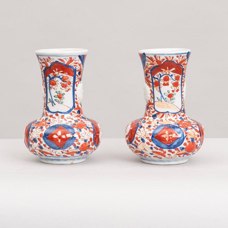 VASER, 2 st, porslin, Imari, Japan, 1900-tal.