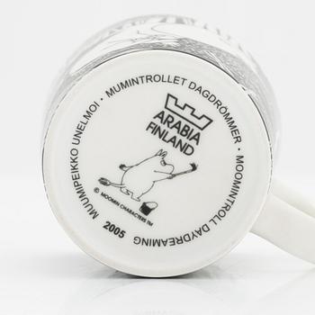 Muminmugg, "Mumintrollet dagdrömmer", porslin, Moomin Characters, Arabia 2005.