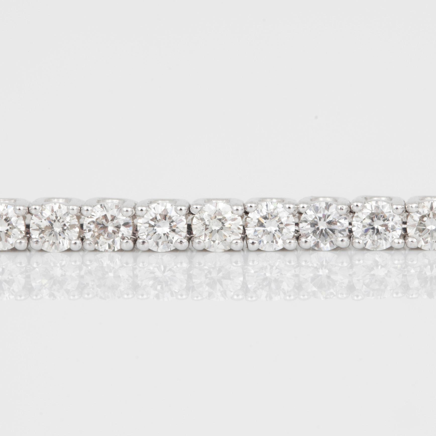 TENNISARMBAND, 18K vitguld med briljantslipade diamanter, tot ca 3,85 ct. Total vikt ca 10,80 g.