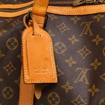 LOUIS VUITTON, a 'Sac Souple 55' monogram canvas weekendbag.