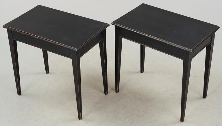 BORD, ett par, gustaviansk stil, 1800-talets slut.