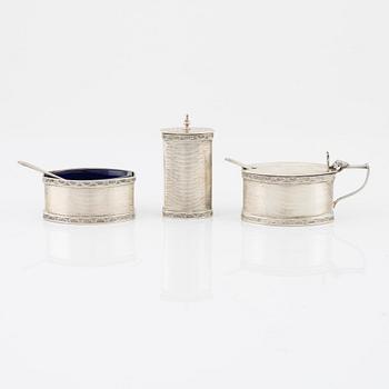 A three piece silver table set, England 1904.