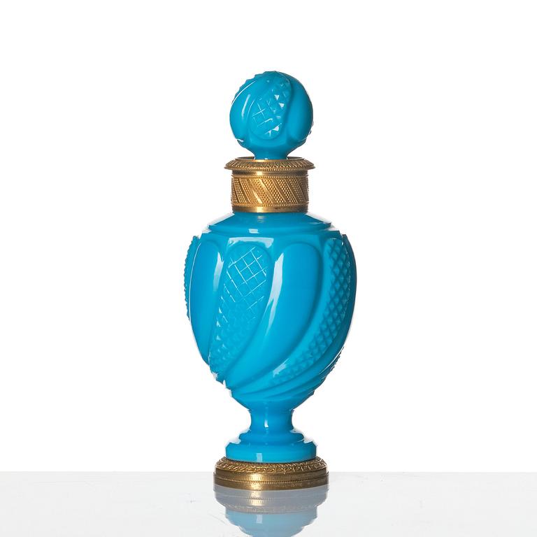 Parfymflacon, opalinglas och förgylld brons, 1800-tal.