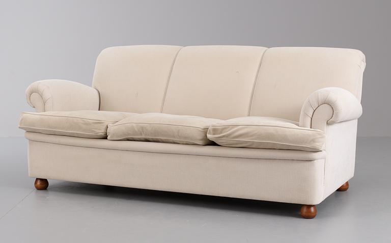 A Josef Frank offwhite covered sofa by Svenskt Tenn.
