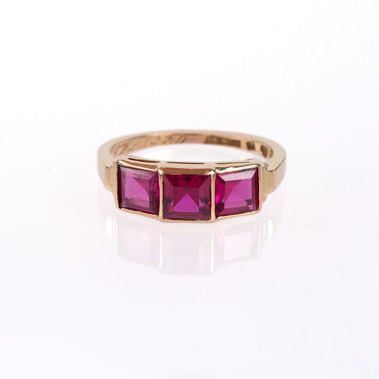 RING, guld med tre trappslipade rubiner, tot ca 1.30 ct. Gustaf Dahlgren, Malmö, 1951.