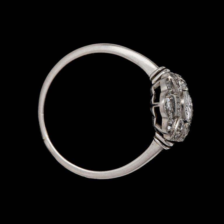 RING, platina med diamater, tot ca 0.65 ct, 1930-tal.