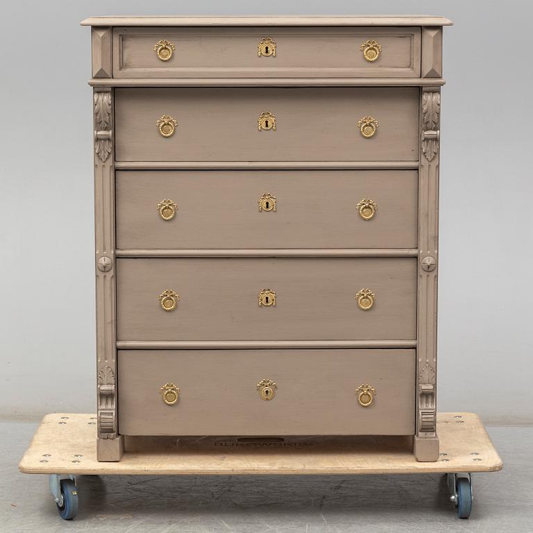 A late 18th or early 20th century chest of drawers.