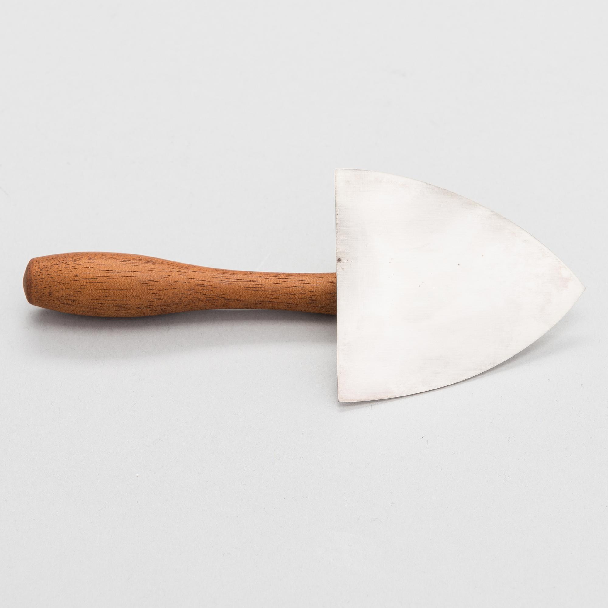 Pekka Piekäinen, A sterling silver cake server with a wood handle. Platinoro, Turku 2009.