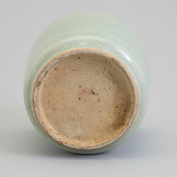 A celadon glazed censer/flower pot, Qing dynasty, 19th Century.