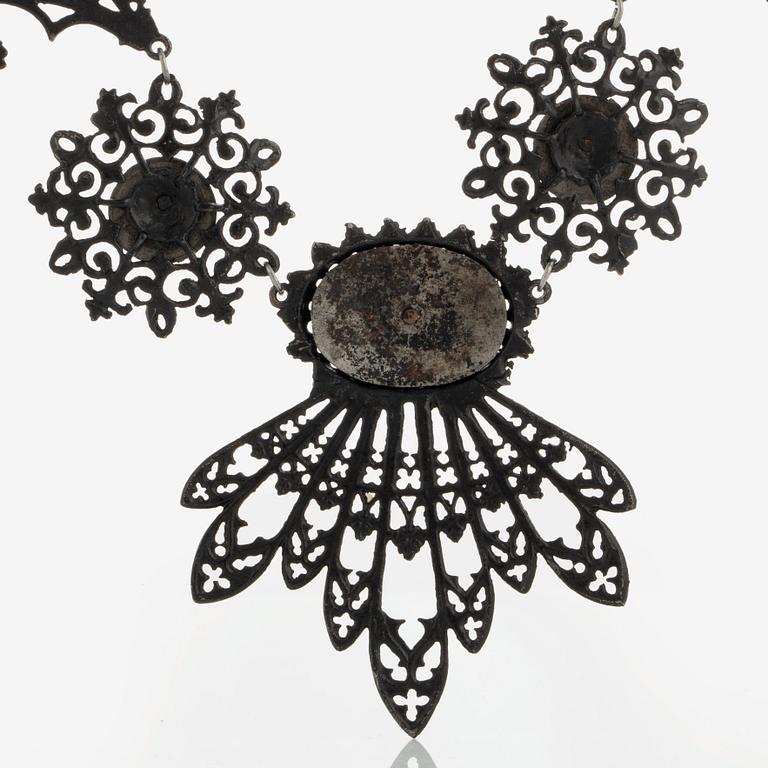 Collier svärtat gjutjärn och stål, nygotik. Berlin 1820-30.