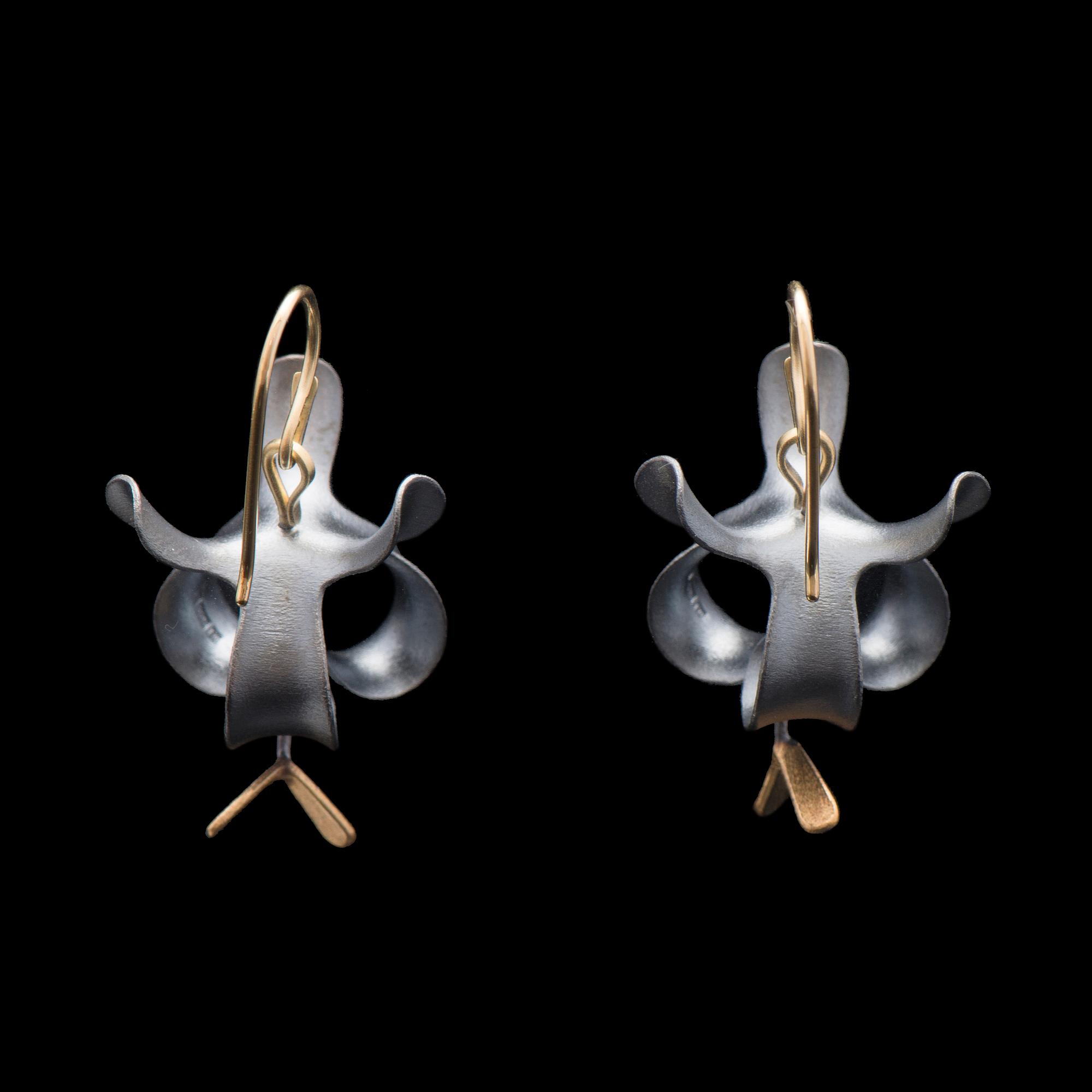 CHAO-HSIEN KUO, KORVAKORUT, "Black flower earrings with flying seed", hopeaa, 18K kultaa, 2015.