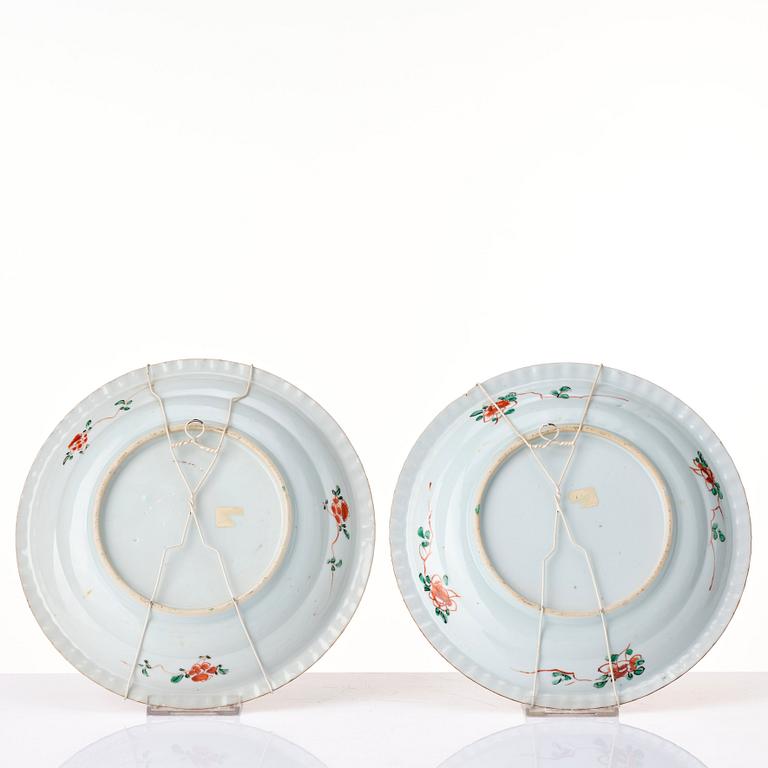 A pair of famille verte pie crust dishes, Qing dynasty, Kangxi (1662-1722).