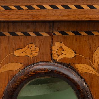 Display cabinet, Holland, 18th century.