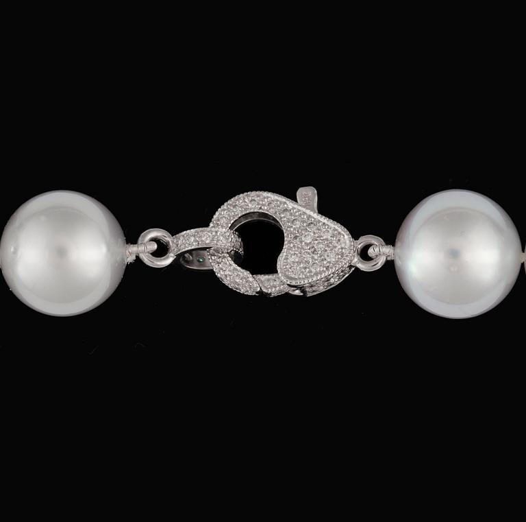 A cultured South sea pearl necklace. Diameter on pearls 12 - 13.9 mm.
